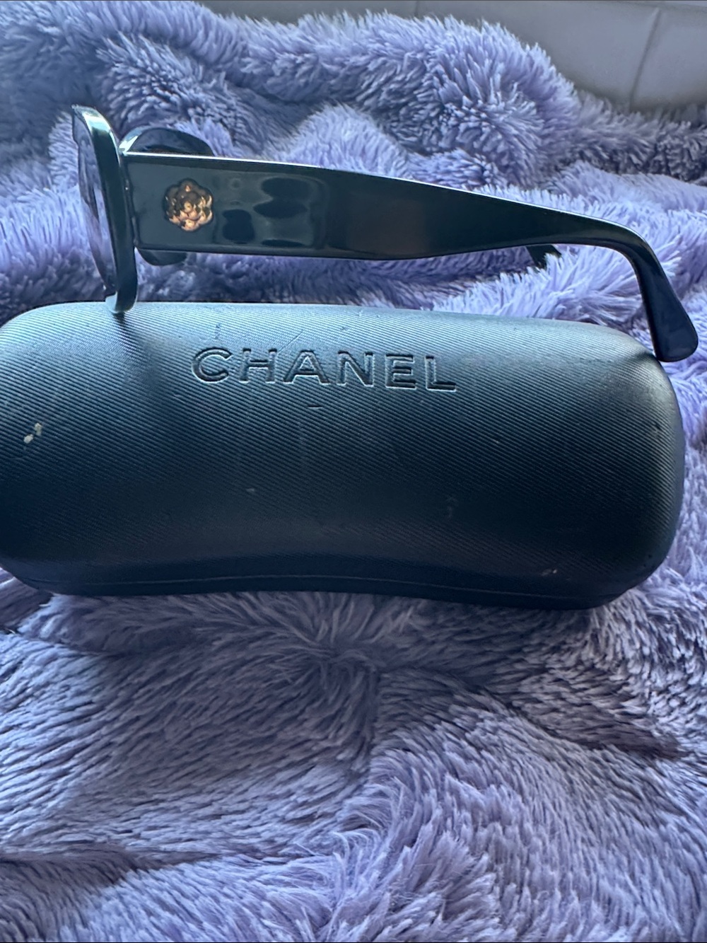 CHANEL Black Cat-Eye Sunglasses with Subtle Logo - Picture 3 of 4